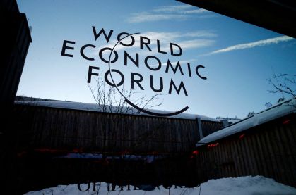 Logo do Fórum Econômico Mundial é visto em janela em
