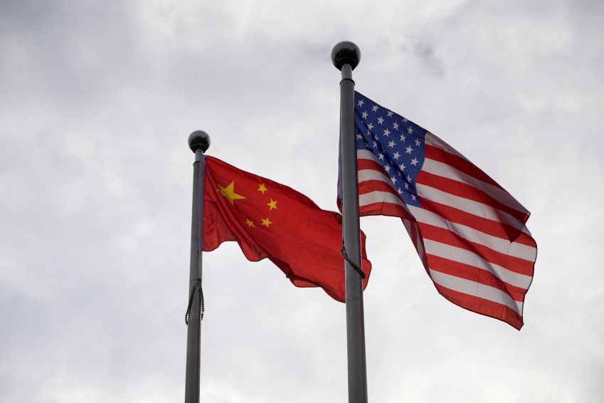 Bandeiras da China e dos EUA em prédio de Xangai - Secretário de Estado dos EUA, Antony Blinken, avisou governo chinês que uma invasão da Ucrânia criaria “riscos econômicos e de segurança globais” que também poderiam prejudicar a China / 16/11/2021. REUTERS/Aly Song