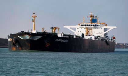 Tanque de petróleo americano no Canal de Suez.