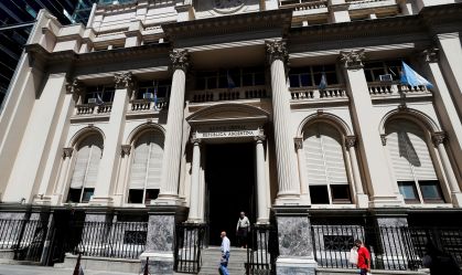 Sem dólares, Argentina vai afrouxar regras cambiais para turistas