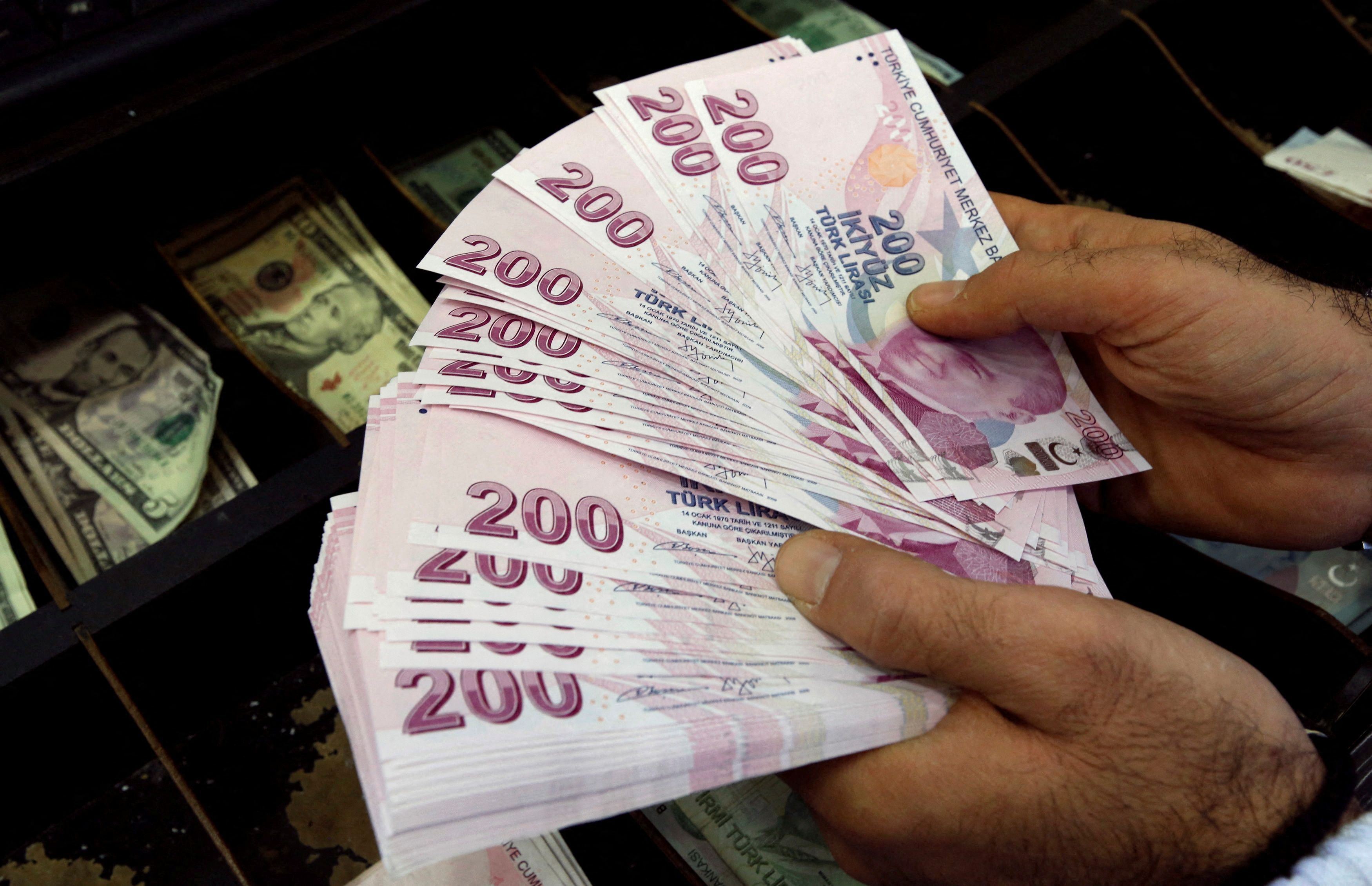 Notas de lira turca em casa de câmbio de Istambul