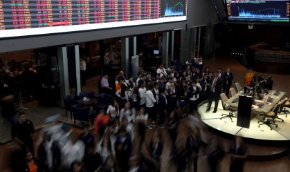 Como investidores devem se posicionar com juros subindo no Brasil e caindo nos EUA