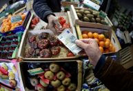Consumidores da zona do euro cortam gastos com alimentos devido à alta na inflação