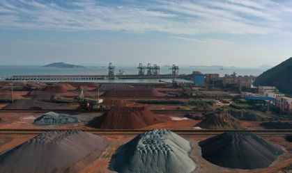Minério de ferro cai com lucros fracos de siderúrgicas e novos lockdowns na China