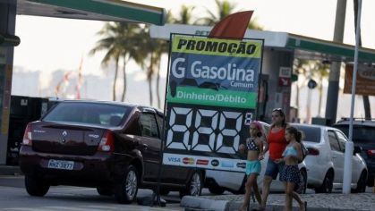 Carros fazem fila em posto de gasolina no Rio de Janeiro