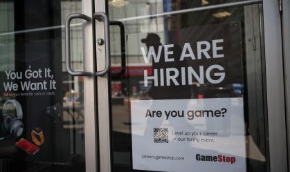 Loja de videogames em Nova York divulga oportunidades de emprego