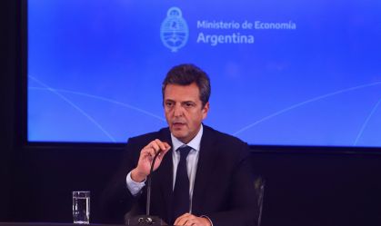 Massa nega que vá deixar cargo e cria gabinete de transição econômica na Argentina