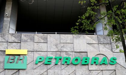 Logo da Petrobras na fachada da sua sede, no Brasil