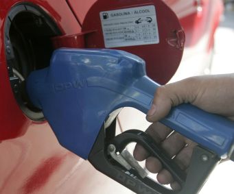 Frentista abastece carro com etanol em posto de combustíveis em São Paulo