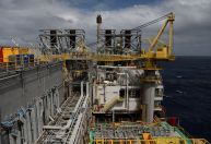 UE concorda com período de transição de 45 dias para teto em petróleo russo