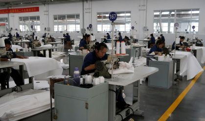 Trabalhadores em linha de produção de fábrica em Dezhou, China