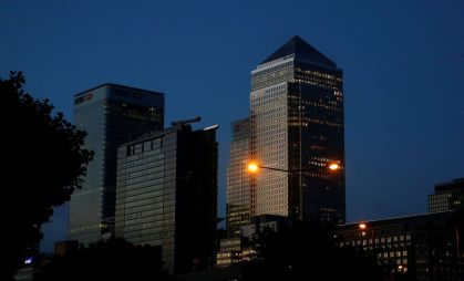 Luzes acesas de escritórios em Londres