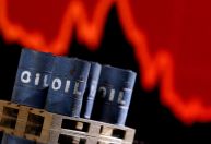 Preços do petróleo sobem 1% com cortes nas metas de produção da Opep+
