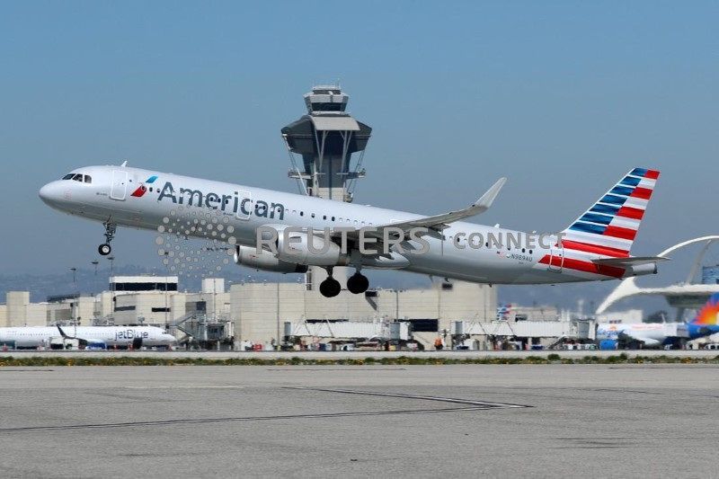 Airbus A321 da American Airlines decola do aeroporto internacional de