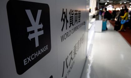 Sinal de iene em corretora no aeroporto internacional de Narita,