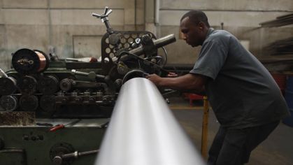 Operário trabalha em fábrica de tubos metálicos, em São Paulo,