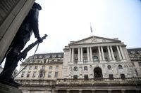 Banco da Inglaterra reduz juros para 4% após votação apertada