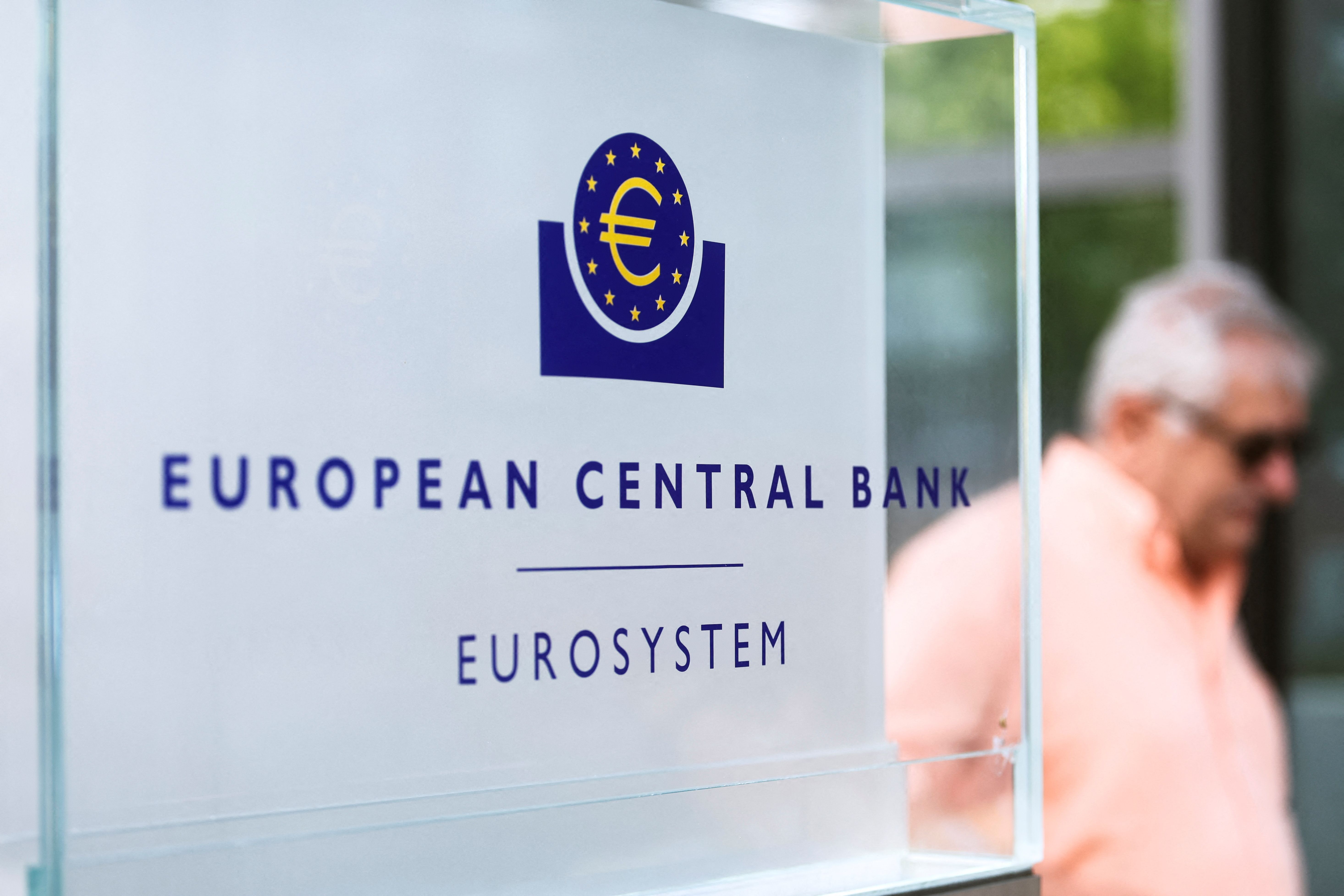 Placa com logotipo do Banco Central Europeu em frente ao