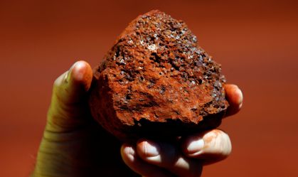 Minério de ferro cai à medida que problemas de Covid na China se intensificam