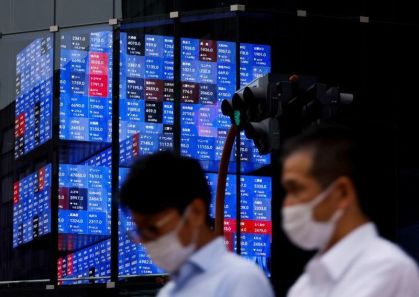 Telão mostra o índice Nikkei em Tóquio