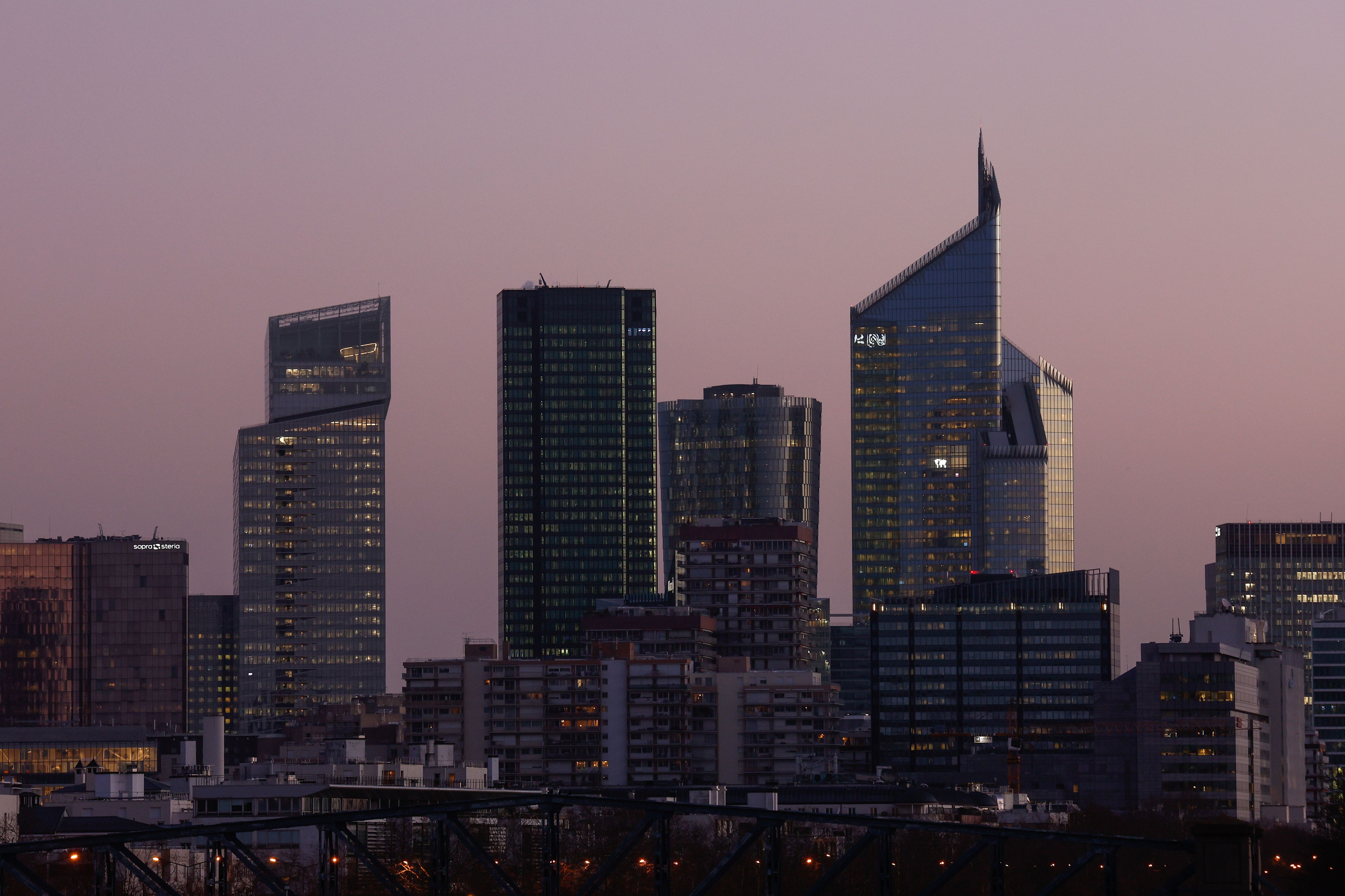 Vista do distrito de La Defense, perto de Paris