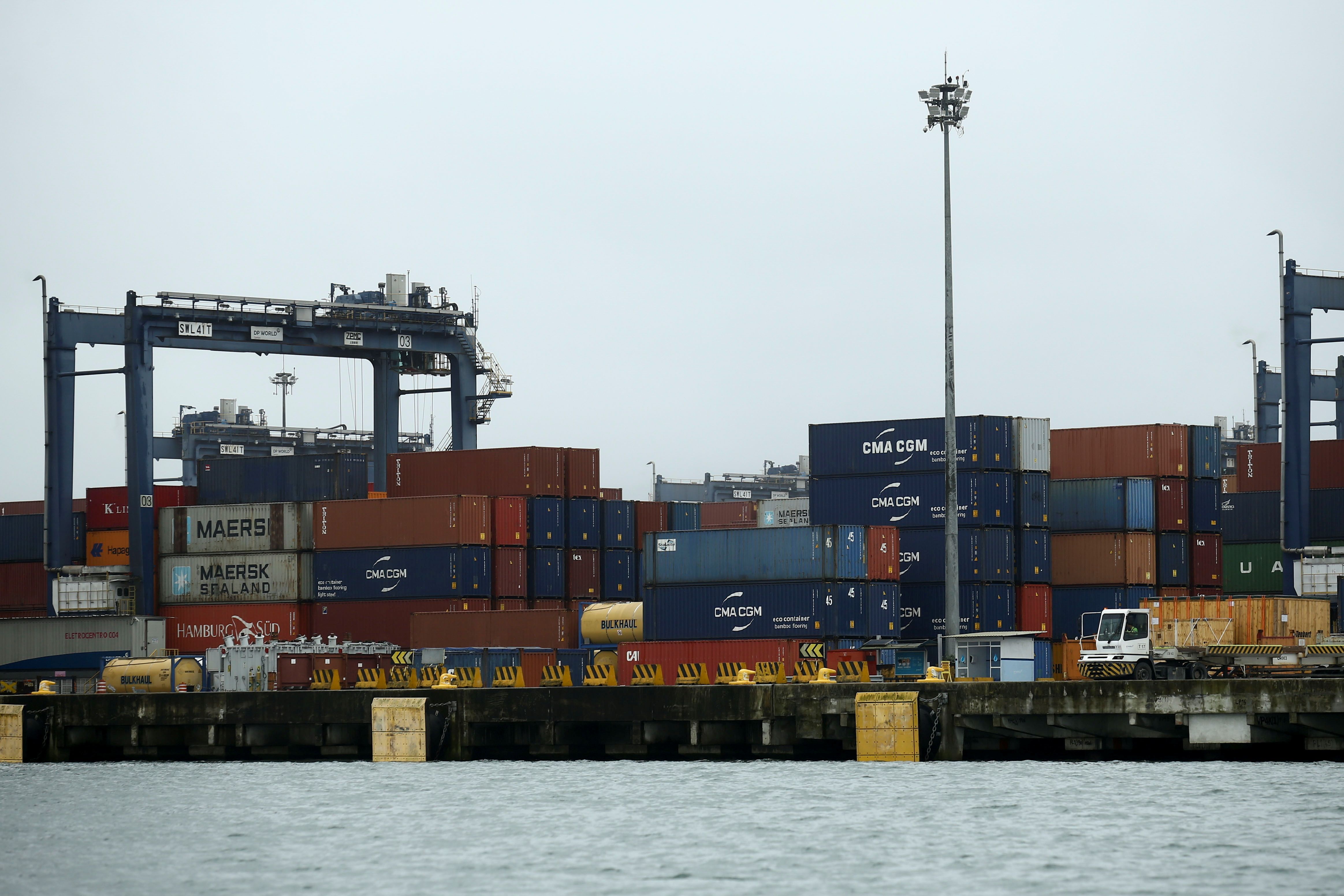 Navio é carregado no porto de Santos (SP)