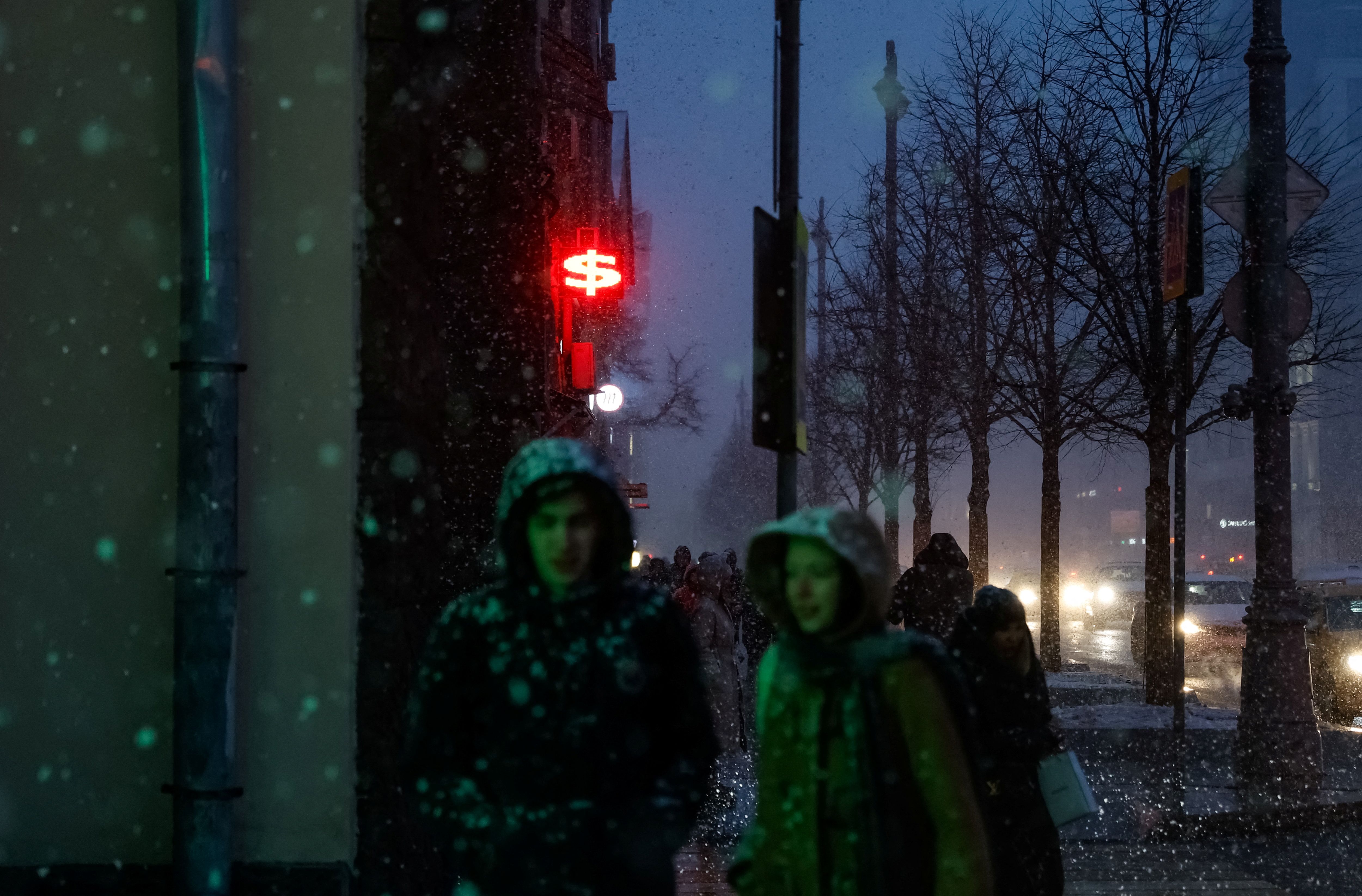 Pedestres caminham por ruas de Moscou em meio a forte