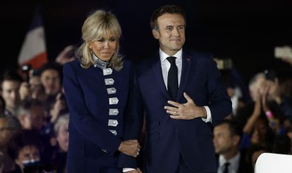 Macron diz que empurrão da esposa aconteceu durante brincadeira
