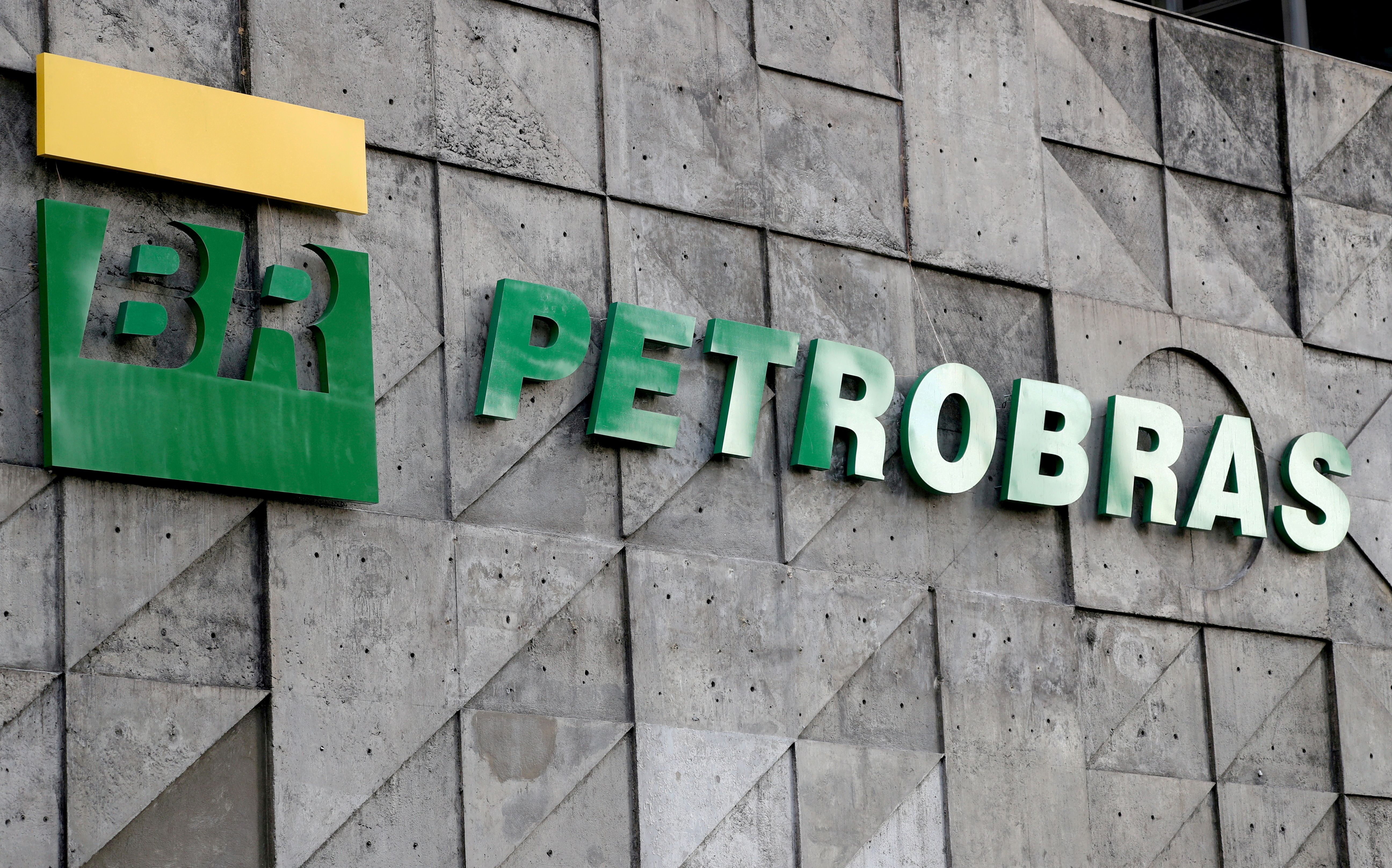 Logo da Petrobras na sede da empresa no Rio de