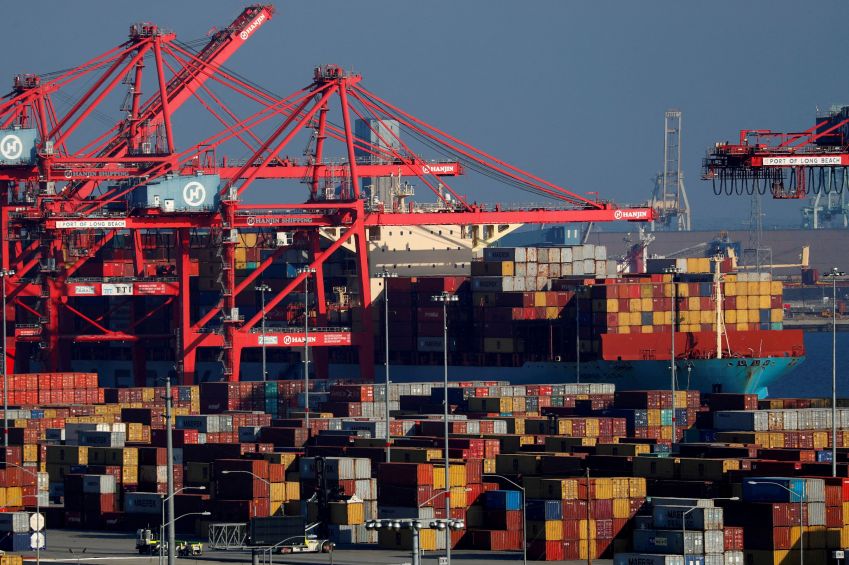 Navios e contêineres no porto de Long Beach, na Califórnia, EUA / Navios e contêineres no porto de Long Beach, na Califórnia 30/01/2019 REUTERS/Mike Blake