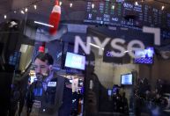Wall Street abre em baixa após resultados de bancos; Tesla cai