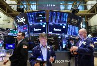 Wall Street abre em baixa por alerta da Intel; dados de inflação limitam queda