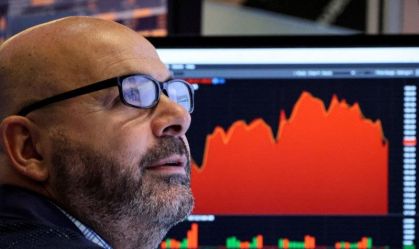 Operador trabalha na Bolsa de Nova York, EUA