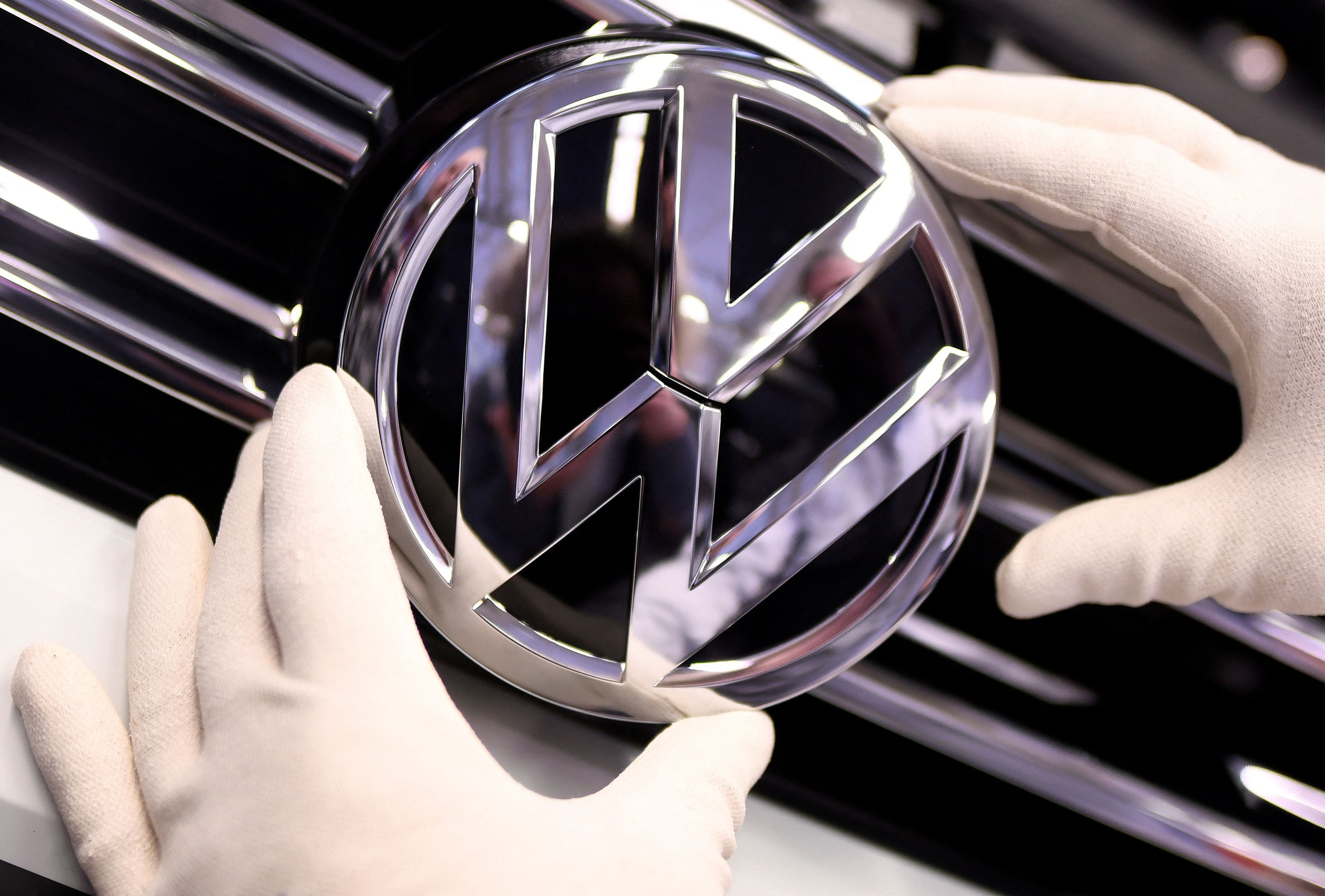 Logo da Volkswagen em fábrica da montadora na cidade alemã