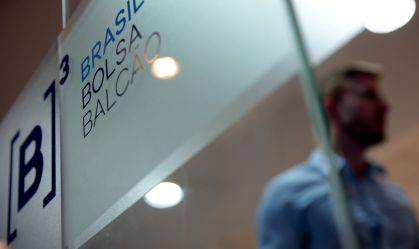 Ibovespa fecha em alta puxada por bancos e exterior; dólar sobe a R$ 5,08