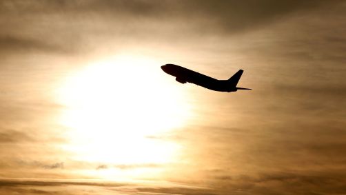 Avião é visto durante o nascer do sol no aeroporto internacional de Munique, Alemanha