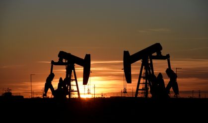 Petróleo fecha em alta, mas registra perdas e atinge menor nível desde cortes da Opep+