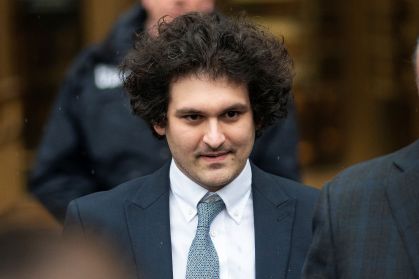 Sam Bankman-Fried saindo de tribunal em Nova York