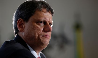 O que causa pedra nos rins, que acomete Tarcísio de Freitas