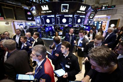 Operadores trabalham no pregão da Bolsa de Valores de Nova York (NYSE) na cidade de Nova York, EUA