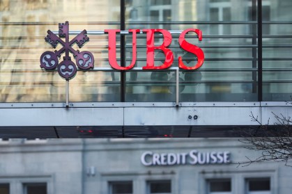 Logos dos bancos UBS e Credit Suisse em Zurique, Suíça
