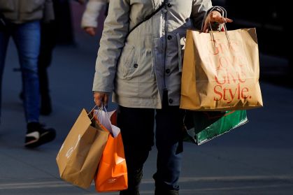 Mulher carrega sacola de compras em Nova York