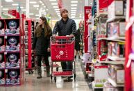 Fitch: gasto do consumidor nos EUA diminui drasticamente no 1º semestre