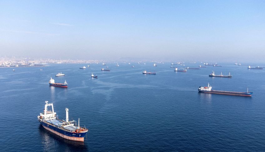 Embarcações comerciais, incluindo navios que fazem parte do acordo de grãos do Mar Negro, esperam para passar pelo Estreito de Bósforo, Turquia / 31/10/2022 REUTERS/Umit Bektas