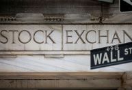 Wall Street fecha em queda, com impasse contínuo sobre o teto da dívida e ata do Fed