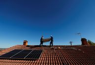 Investimentos em energia solar podem superar os de produção de petróleo pela 1ª vez, diz IEA