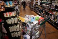 Gastos com consumo crescem 0,8% com alta de 0,4% da renda pessoal nos EUA em abril