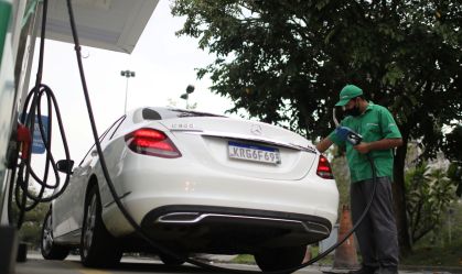 Carro é abastecido em posto de combustíveis no Rio de