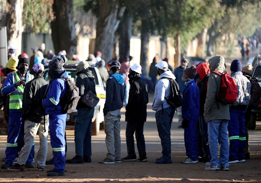 Pessoas em busca de um emprego fazem fila do lado de fora de local de construção em Eikenhof, ao sul de Johanesburgo, na África do Sul / 23/06/2020 REUTERS/Siphiwe Sibeko