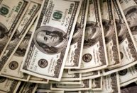 Melhora da economia leva dólar à mínima em mais de um ano, dizem analistas; veja se há espaço para novas quedas